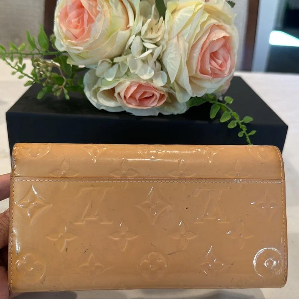Authentic Louis Vuitton Sarah vernis wallet - Picture 6 of 14